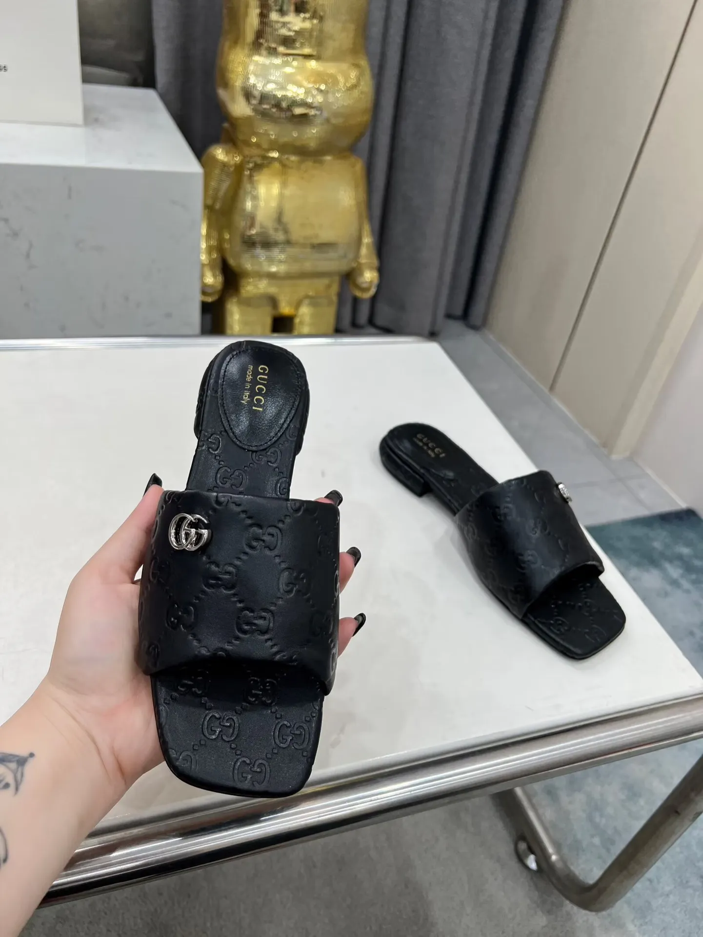 👟👟Ex-factory price 440👟👟 Women's Shoes Women's Clothing Gucci Double G slippers, a fashionable, high-end and full of personality✅ Very stable, comfortable and durable for daily use, convenient and unique for daily matching, a must-have classic for summer, the upper is made of GUCCI 3D embossed, genuine leather outsole Fabric: cowhide Lining/foot pads: sheepskin Color: black, white, brown, burgundy Code number: 35-42 (41 and 42 need to be customized) Packaging: Comes with cloth bag and card.